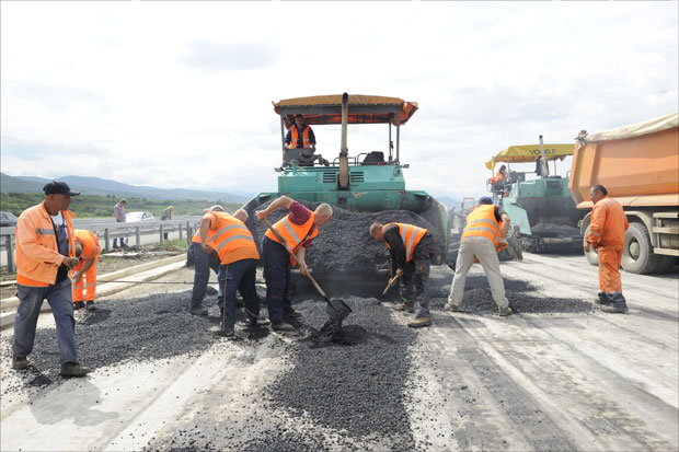 На асфалту без дана одмора, раде и по 10 сати дневно